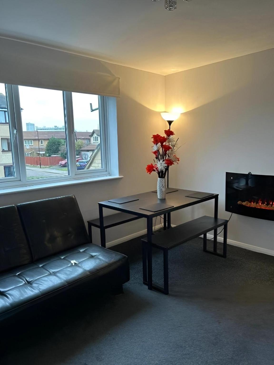 Sleek & Stylish - E15 Apartment With Parking Londra Exterior foto