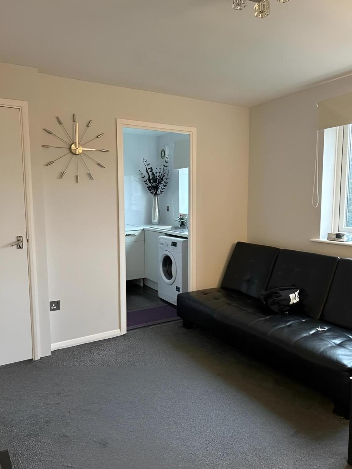 Sleek & Stylish - E15 Apartment With Parking Londra Exterior foto